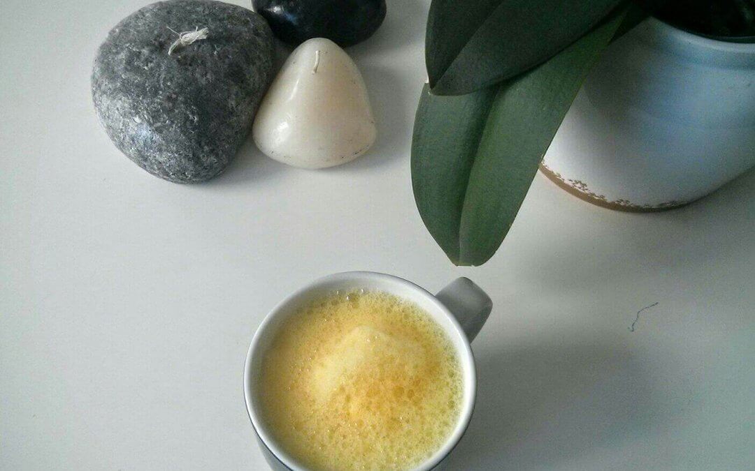 Una receta minimalista para combatir la inflamación: chai latte de cúrcuma